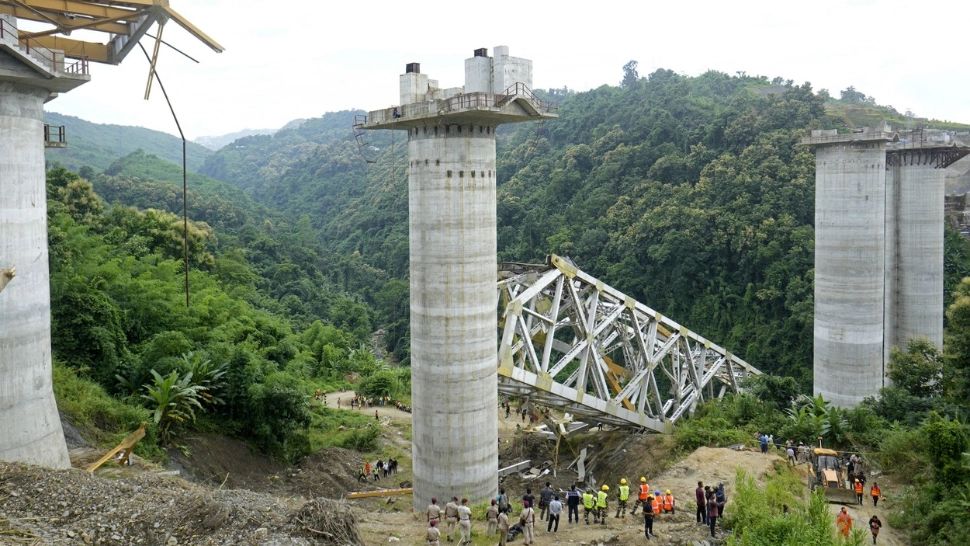 Tragedie în India. 17 oameni au murit după prăbușirea unui pod feroviar - FOTO