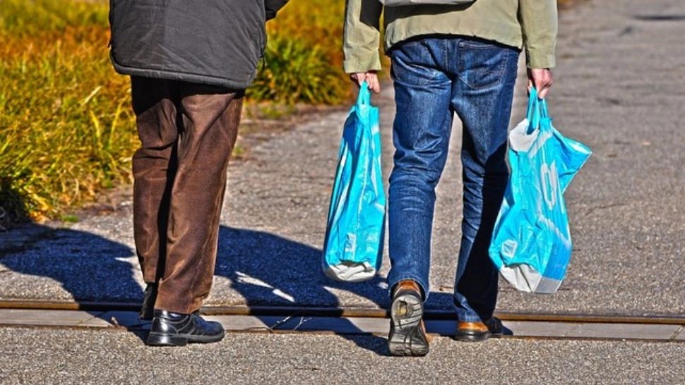 Poliția, în alertă! O nouă metodă de înșelăciune face victime printre bătrâni: alimente gratuite în schimbul datelor de identitate