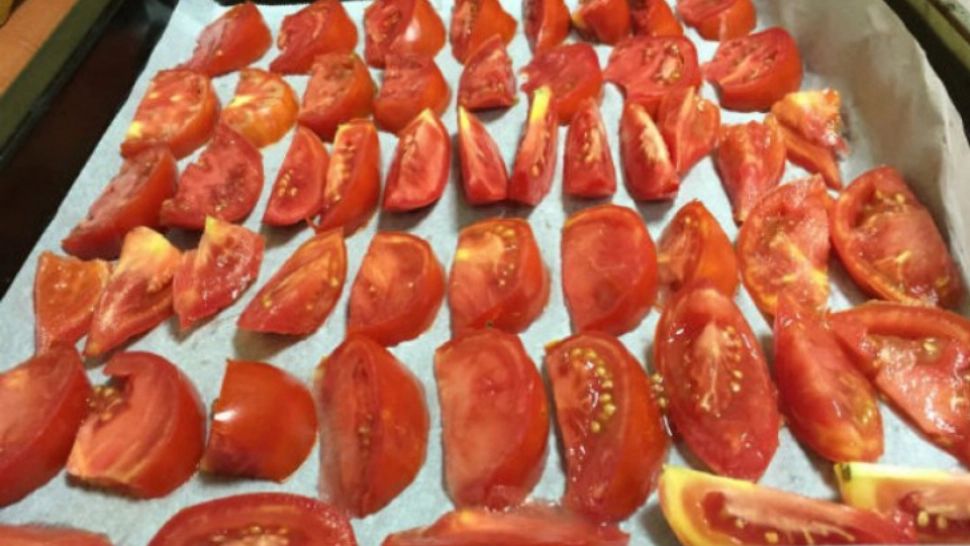 A tăiat roşiile în felii şi le-a pus pe o tavă de copt. A ieșit ceva incredibil! Cea mai simplă rețetă de vară