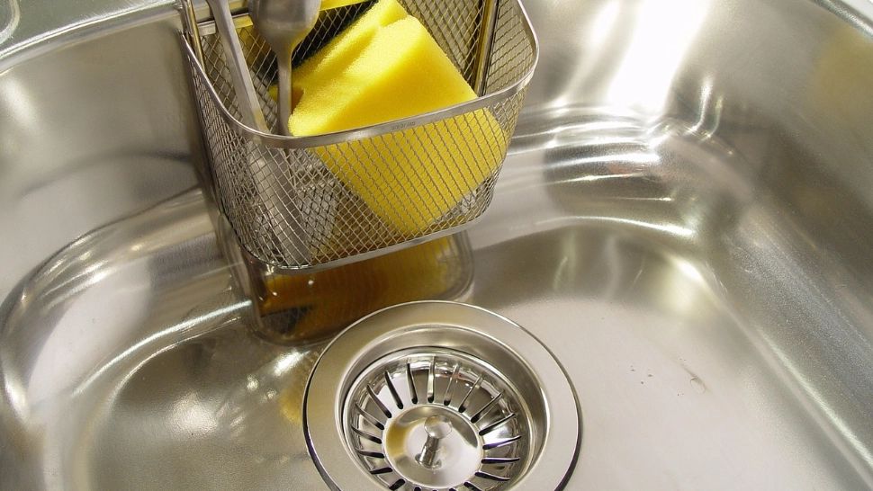 Cum sa desfunzi scurgerea de la chiuvetă fără chimicale periculoase. Ai nevoie doar de niste ingrediente banale, pe care orice gospodină le are in casă