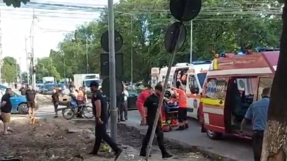 Caz șocant în Alexandria. O femeie s-ar fi aruncat de la etajul 5 al unui bloc, iar un bărbat a fost săltat de mascați. Posibil ca cei 2 să fi fost drogați -VIDEO