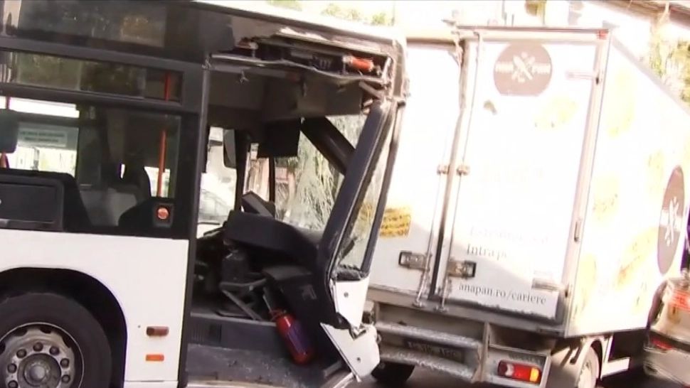 Accident grav în București - Șoferul unui autobuz STB a rămas încarcerat după ce a lovit o autoutilitară