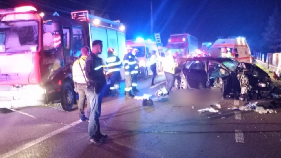 Accident grav, în jud. Suceava: 3 morți, după ce mașina a intrat într-un stâlp. Alte două victime, în stare gravă - FOTO