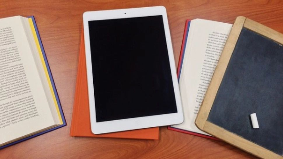 Anchetă la o școală din București: 71 de tablete au fost furate - FOTO