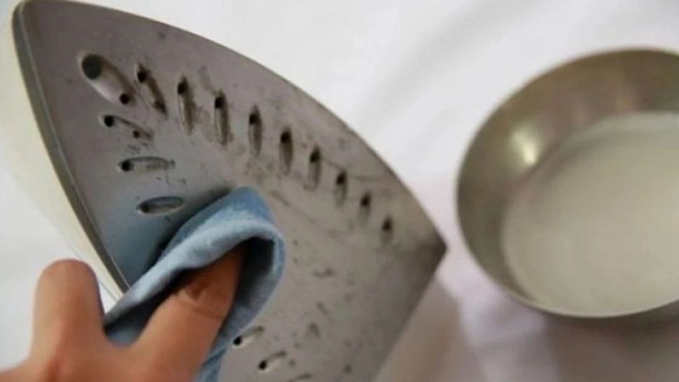 Cum se curăță arsura de pe talpa unui fier de călcat - cea mai simplă metodă