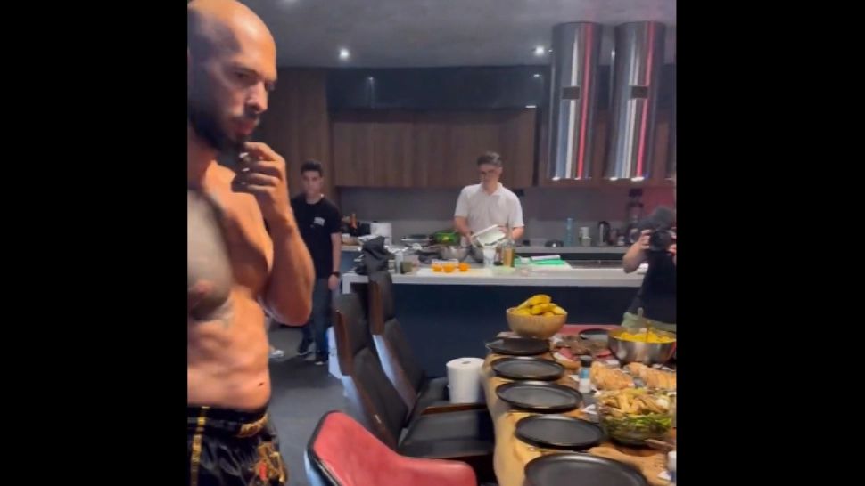 Petrecere de pomină acasă la frații Tate, după ce au  scăpat de arestul la domiciliu