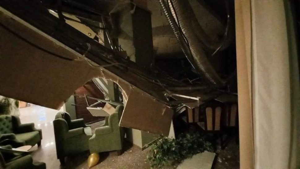 La un pas de tragedie - Tavanul a căzut peste invitații unei petreceri de majorat din Băile Herculane