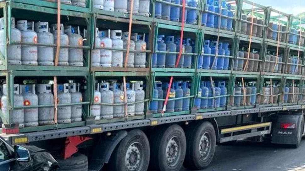 Pericol de explozie pe o șosea, între Oradea și Satu Mare. Scurgeri dintr-un TIR cu butelii 