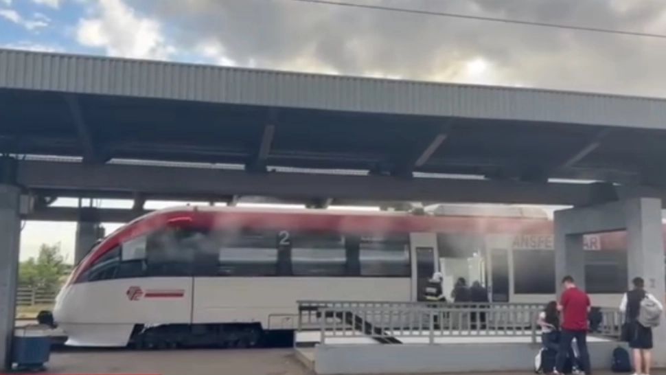 Tren de călători în flăcări, în Ploiești, Gara de Vest. Panică printre pasageri, pompierii intervin cu două autospeciale