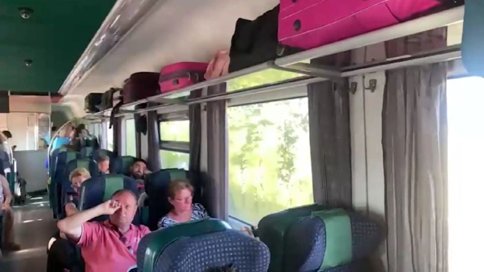 Trenurile CFR, adevărate saune pe roți. Fără aer condiționat și geamuri care să se deschidă, călătorii sunt obligați să suporte și 45 de grade la amiază