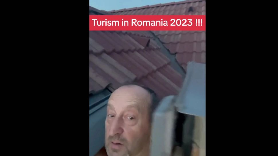 Turist în Brașov, nevoit să scoată capul pe geam când face duș.  Videoclipul care arată bătaia de joc din unele unități de cazare