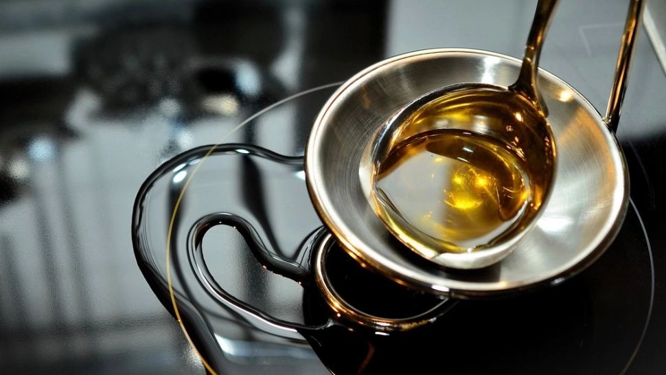 Mască de păr hidratantă cu ulei de ricin. Ritual vital în rutina de îngrijire a fiecărei femei