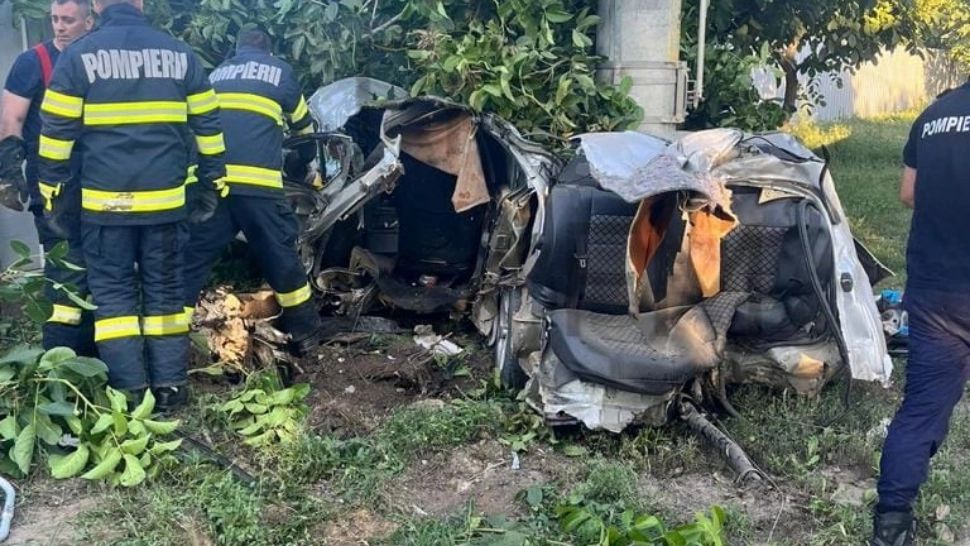 Mașină făcută zob pe un drum din Galați. Doi oameni au murit, un altul este grav rănit VIDEO