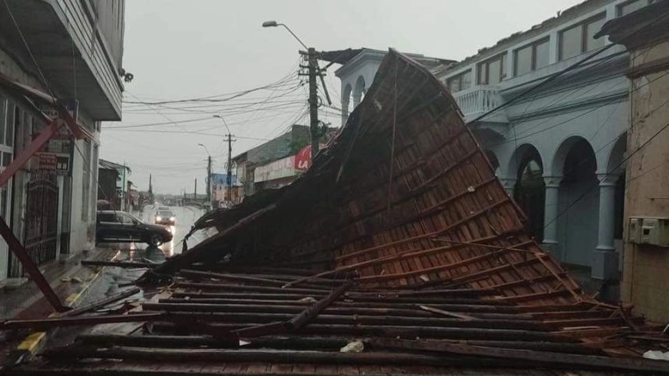 Dezastru în țară, după o furtună puternică, duminică seara - Zeci de localități fără energie electrică - Intervențiile pompierilor, de urgență