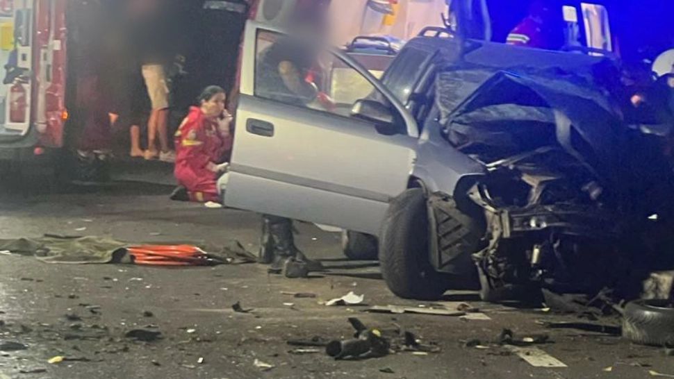 Accident TERIBIL în județul Dolj. Mașină spulberată de un TIR. Un tânăr de 24 de ani a murit, iar 4 minori sunt grav răniți