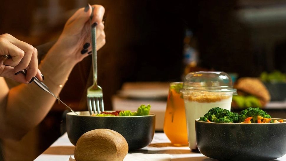 Cum dai jos burta într-un timp record - Soluțiile simple dezvăluite de Mihaela Bilic: 7 reguli de urmat la cină