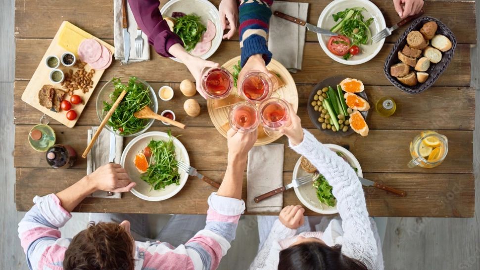 Ce să nu faci sub nicio formă imediat după ce mănânci - 7 obiceiuri NOCIVE care te îmbolnăvesc de cancer