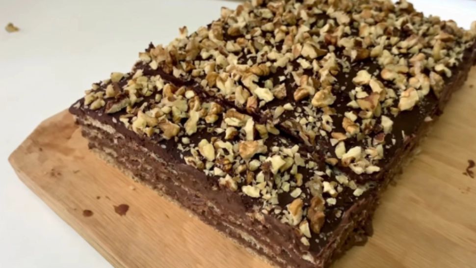 Rețetele copilăriei. Prăjitură cu nucă și ciocolată - Deliciul marilor pofticioși