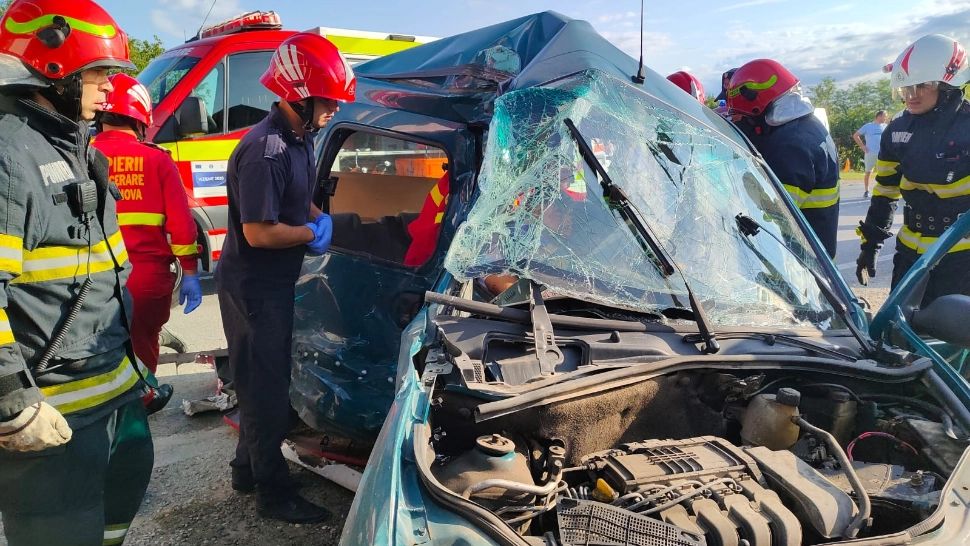 Accident îngrozitor în Prahova. Un om a murit, trei sunt în stare gravă. Pompierii militari, echipele de descarcerare și elicopterul SMURD intervin în forță