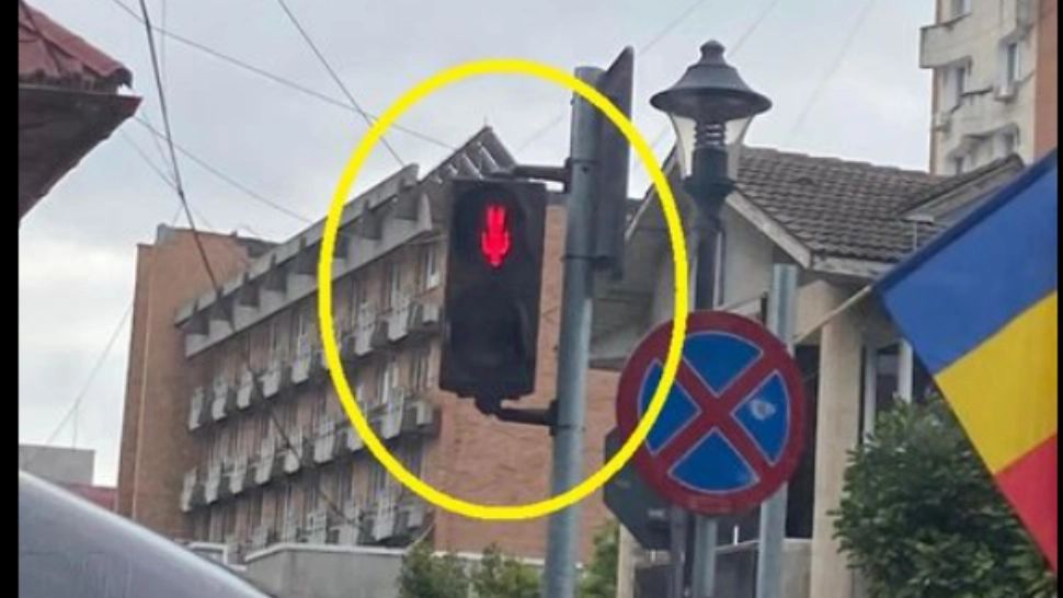 Cu susul în jos! Semaforul absolut "inedit", montat într-o zonă turistică extrem de circulată din Târgu Jiu - FOTO
