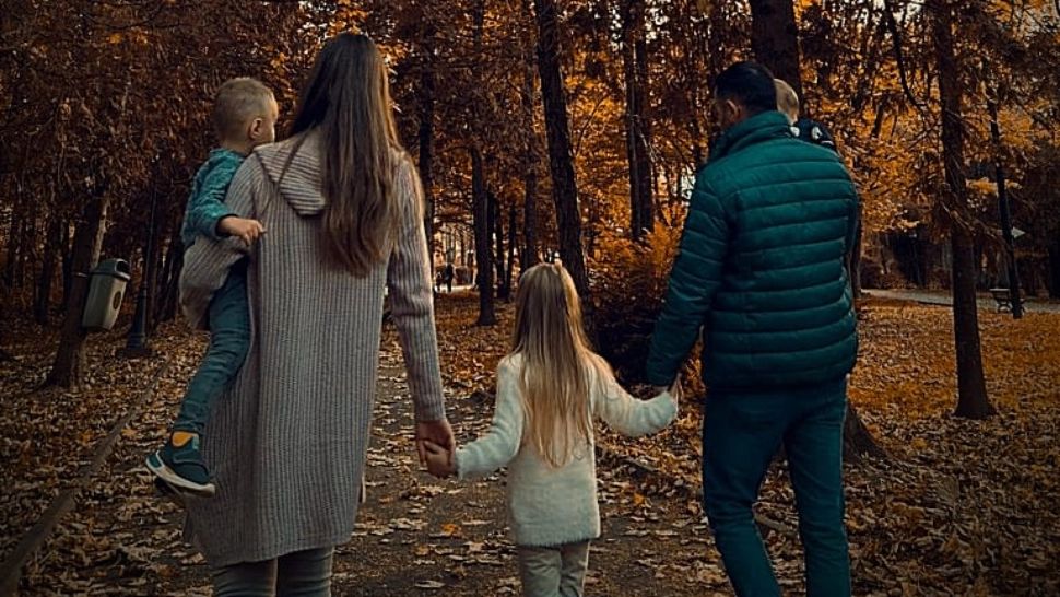 Omagiu la mormântul gravidei care a murit într-un spital din Botoșani. Alexandra ar fi împlinit 26 de ani - Momente emoționante