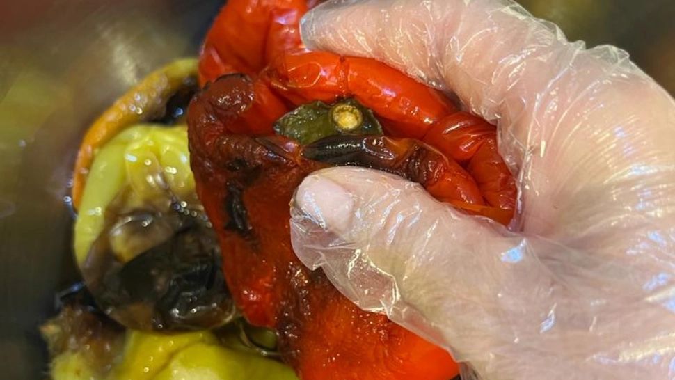 Cea mai bună soluție în bucătărie: Mănuși de plastic vs spălatul pe mâini - Obiceiul care vă poate îmbolnăvi grav