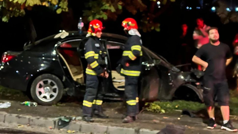 Accident violent pe bulevardul Iuliu Maniu din Capitală! O mașină s-a izbit de un copac - Imagini incredibile