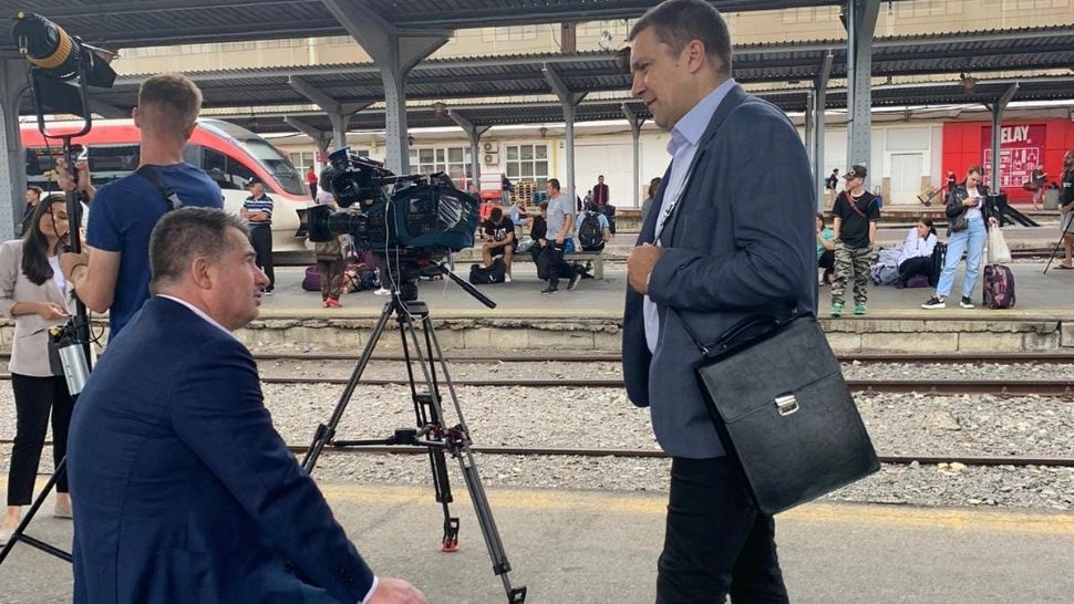 Sfidare pe față! Șeful CFR, surprins cu pantofi de marcă în timpul grevei care a paralizat mersul trenurilor. O pereche costă aproximativ 2000 de euro!