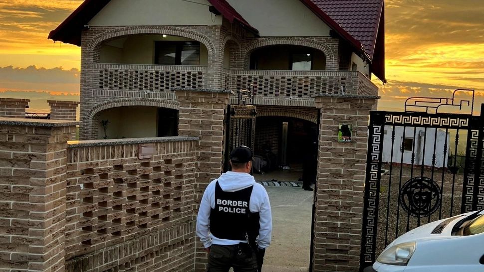 10 milioane de țigarete, ascunse printre dulciuri: percheziții de amploare în 6 județe la contrabandiști