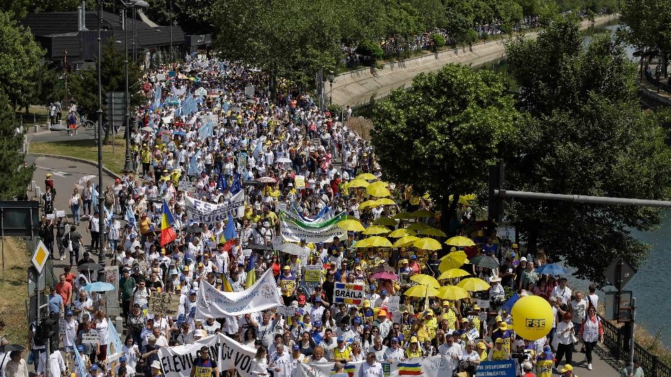 Sindicatele anunță proteste cu sute de mii de oameni, în luna aprilie, și acuză guvernul Bolojan că refuză dialogul social