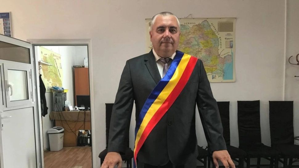 Un primar și-a luat angajații și au plecat în concediu la mare - Primăria a rămas goală