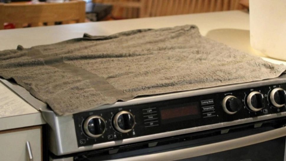 A acoperit aragazul cu un prosop umed. Trucul secret al acestei gospodine dă rezultate fantastice