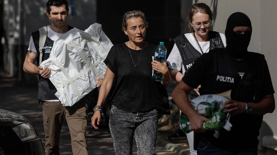 Mama lui Vlad Pascu protejată în arest! Cu cine se află în celulă