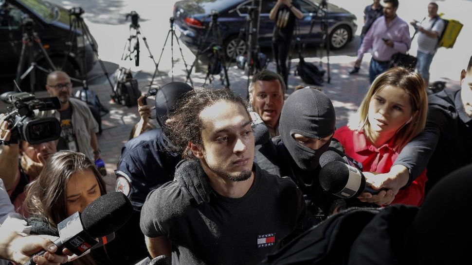 Traficantul lui Pascu i-a invitat pe poliţişti la el acasă cu câteva ore înainte de percheziţii - VIDEO