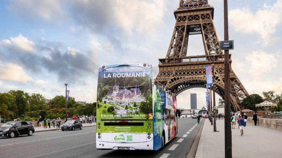 Imagini din România defilează mândre prin Paris. Cum au ajuns afișele cu țara noastră în văzul lumii  