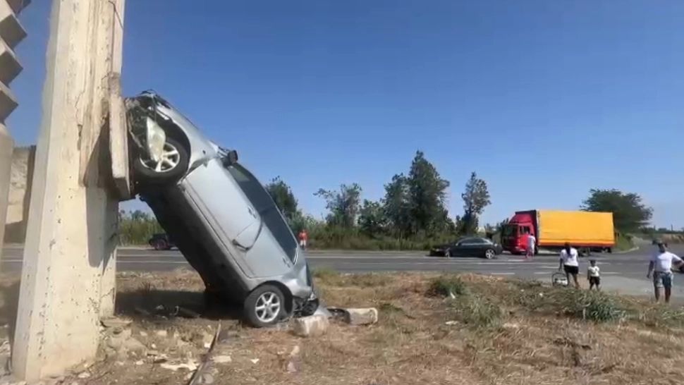 Accident spectaculos, la intersecția localităților Medgidia și Cuza Vodă: o mașină s-a urcat pe un stâlp - VIDEO