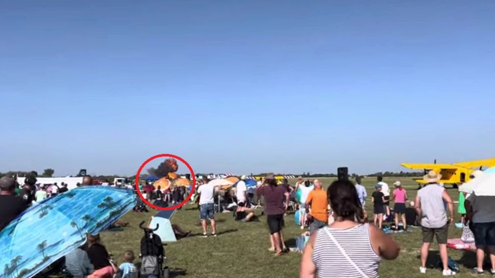 2 morți și 4 răniți, după ce un avion de mici dimensiuni s-a prăbuşit în timpul unui show aviatic. Printre răniți, și 2 copii - Momente dramatice - FOTO&VIDEO