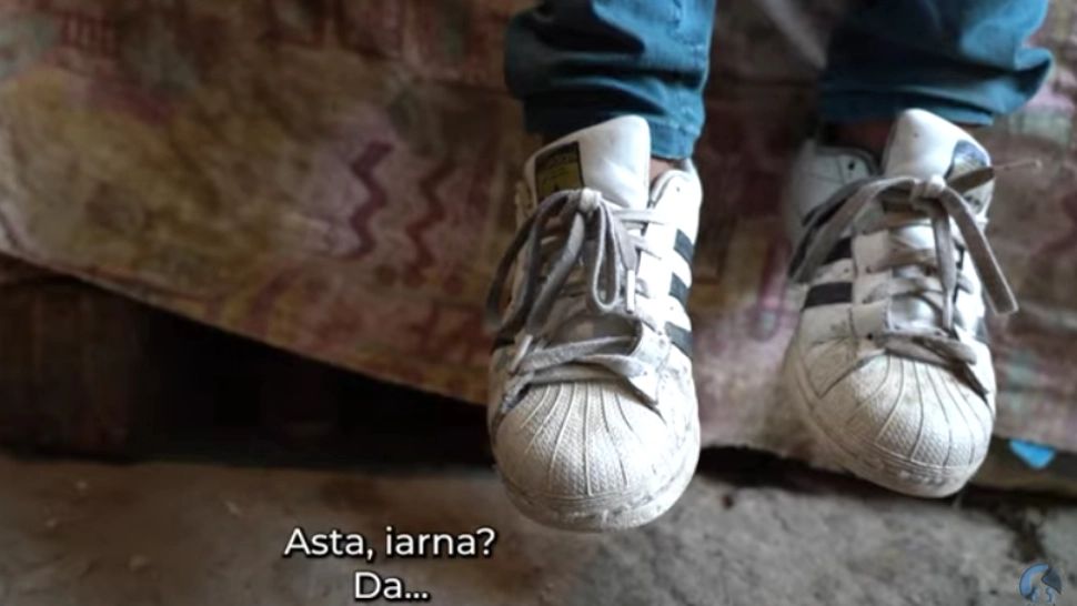 Drama copilului de 10 ani care merge la scoală cu adidașii lipiți cu super glue. Sfâșietor: Când copiii mănâncă în pauză, eu ies afară - VIDEO