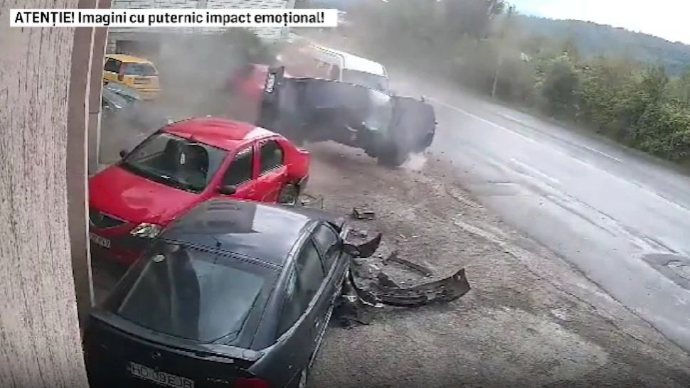 Un șofer drogat a făcut prăpăd la volan: 5 mașini distruse, la ieșirea din Petroșani - Imagini dramatice