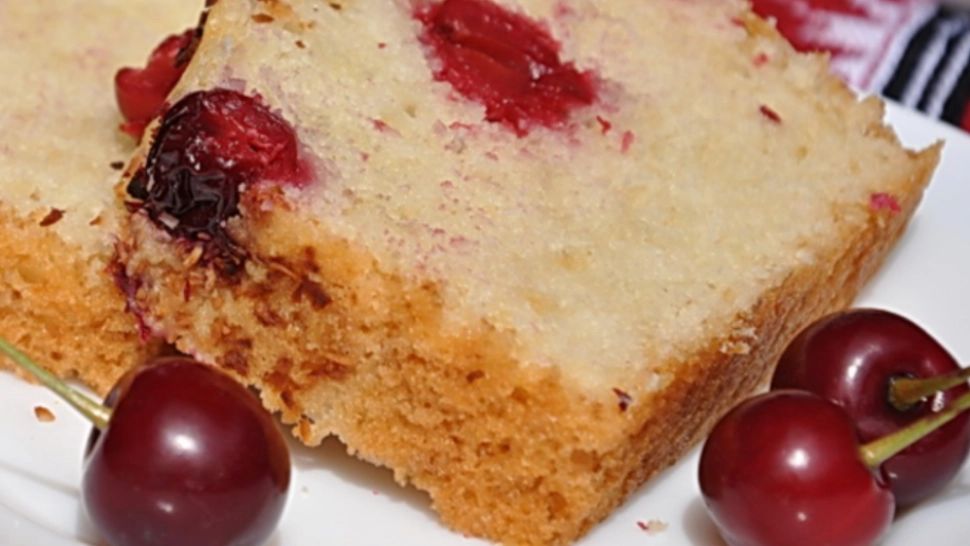 Rețetele copilăriei. Chec pufos cu vișine - Dulcele preferat al întregii familii