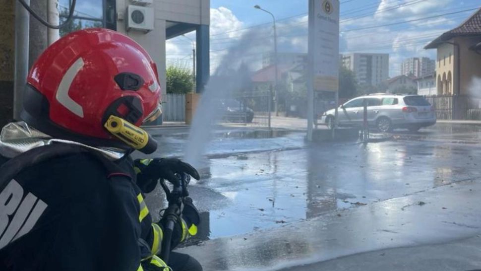 Pericol de explozie în municipiul Pitești, după ce un autoturism a avariat o conductă de gaze! Localnicii din zonă, evacuați de urgență