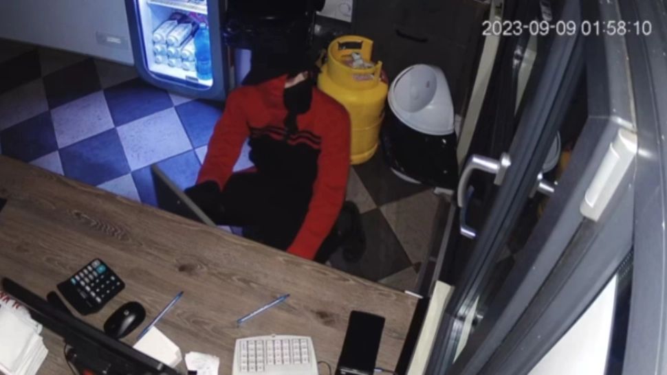 Shaormerie din Iași, prădată de hoți. Recompensă tentată: cine îi prinde pe hoți primește shaorma pe viață! - Imagini incredibile din timpul spargerii - VIDEO