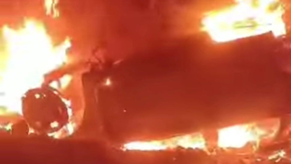 Un șofer beat a scăpat cu viață după două accidente și un incendiu! Mașina în care se afla bărbatul a ars ca o torță
