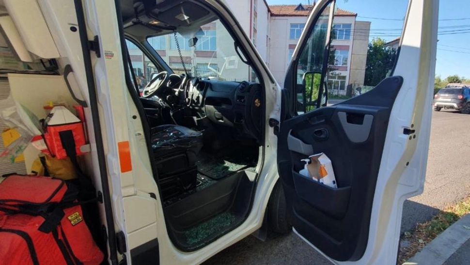 Violență ieșită din comun, la Brașov: un bărbat a atacat personalul medical și a spart geamurile ambulanței. Medic: "Am avut cioburi în gură!"