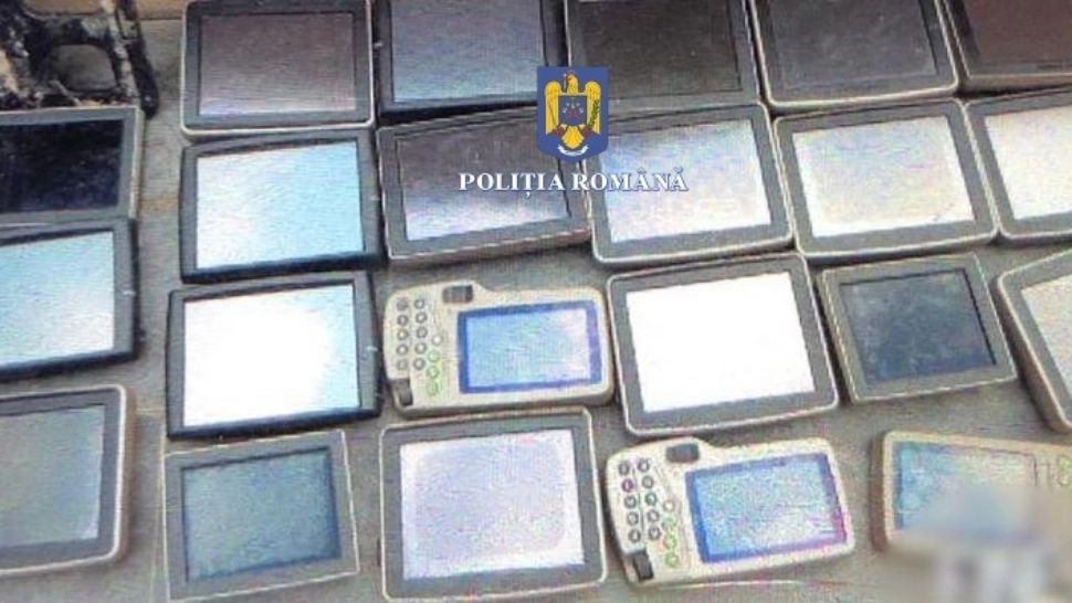 Percheziții maraton la persoane bănuite de furt calificat: au fost descoperite și ridicate 1,6 kg de canabis, 5 tractoare agricole, 60 de monitoare