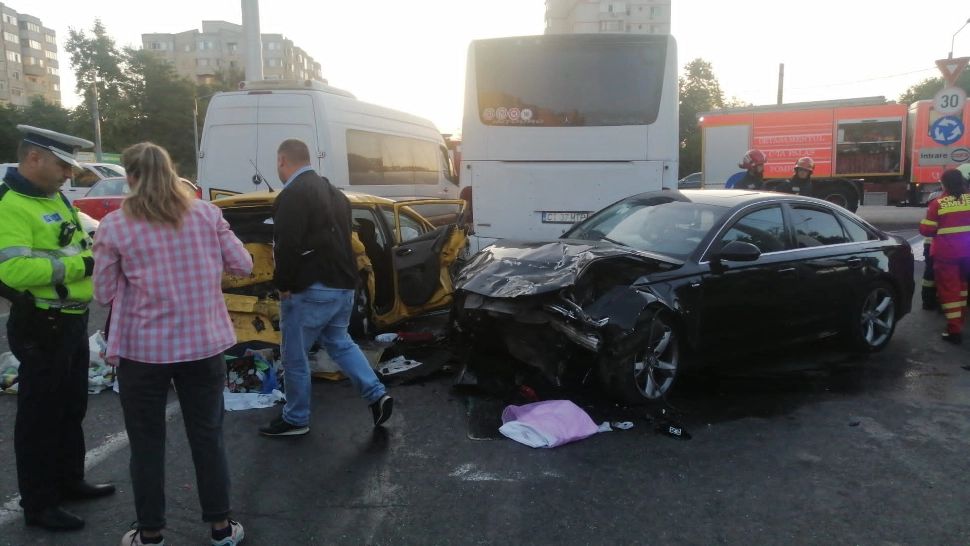Accident spectaculos în Constanța - 4 mașini s-au lovit într-un sens giratoriu: 7 victime, între care un sugar - FOTO