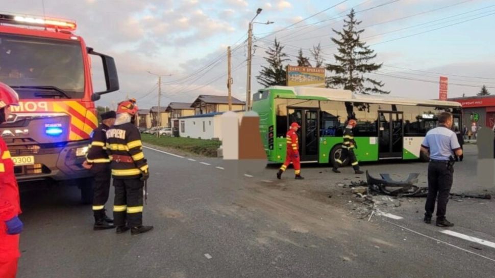 Autobuz plin cu călători, accident violent în Piatra-Neamț. Desfășurare de forțe la fața locului: cel puțin o victimă