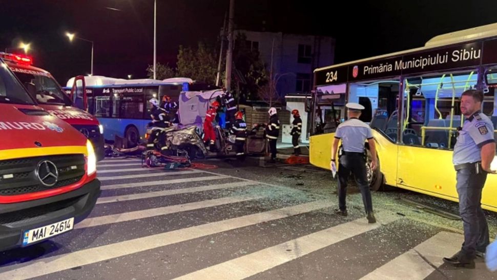 Accident grav, în Sibiu. Două autobuze și un autoturism, făcute praf: un morți, doi răniți