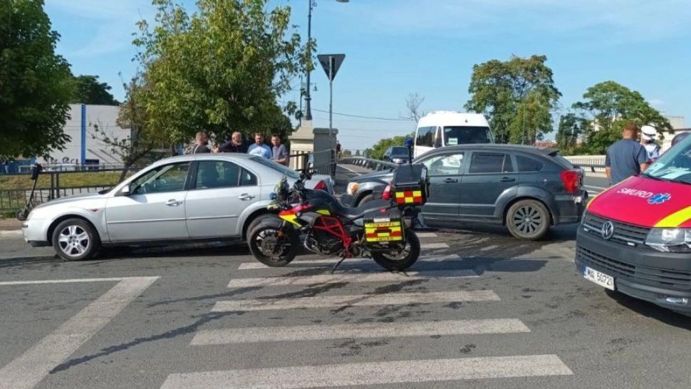 HALUCINANT! A lovit un om cu maşina, dar s-a întors după oglinda de la mașină, nu după victimă