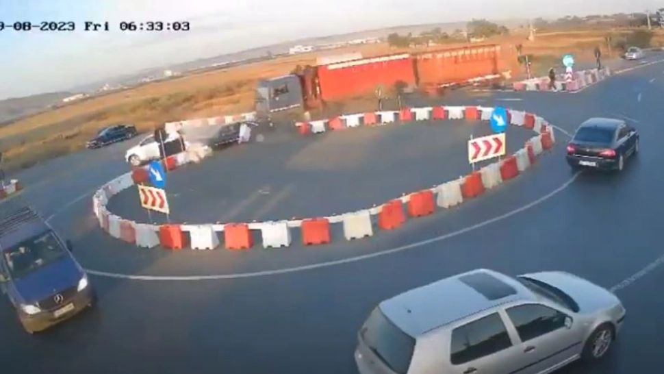 Accident rutier grav la Lețcani - Un camion s-a răsturnat după ce șoferul ar fi adormit la volan - VIDEO